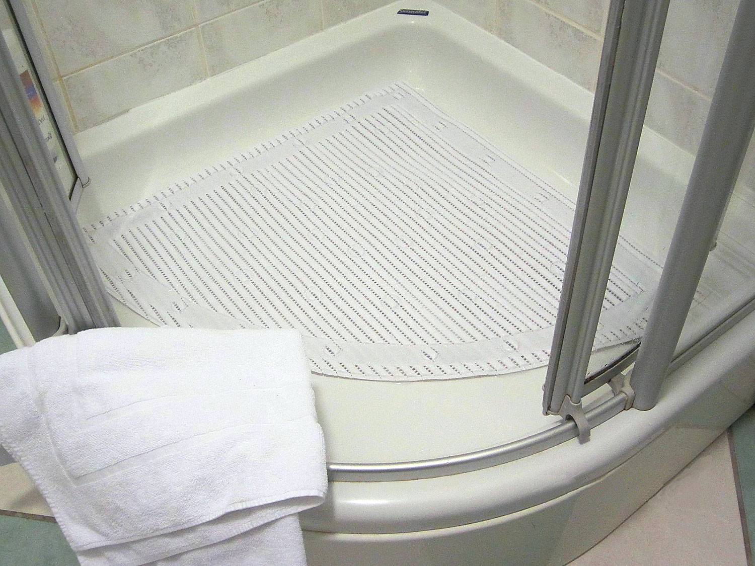 Antimicrobial SlipResistant Corner Shower Mat Isagi
